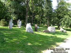 Коростышев (Житомирская область). Фото. Современная скульптура в парке бывшего имения Олизаров возле речки Тетерев.