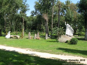 Коростышев (Житомирская область). Фото. Современная скульптура в парке бывшего имения Олизаров возле речки Тетерев.