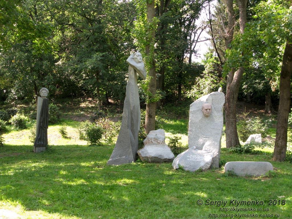 Коростышев (Житомирская область). Фото. Современная скульптура в парке бывшего имения Олизаров возле речки Тетерев.