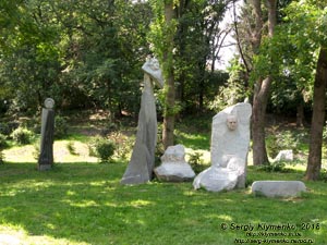 Коростышев (Житомирская область). Фото. Современная скульптура в парке бывшего имения Олизаров возле речки Тетерев.