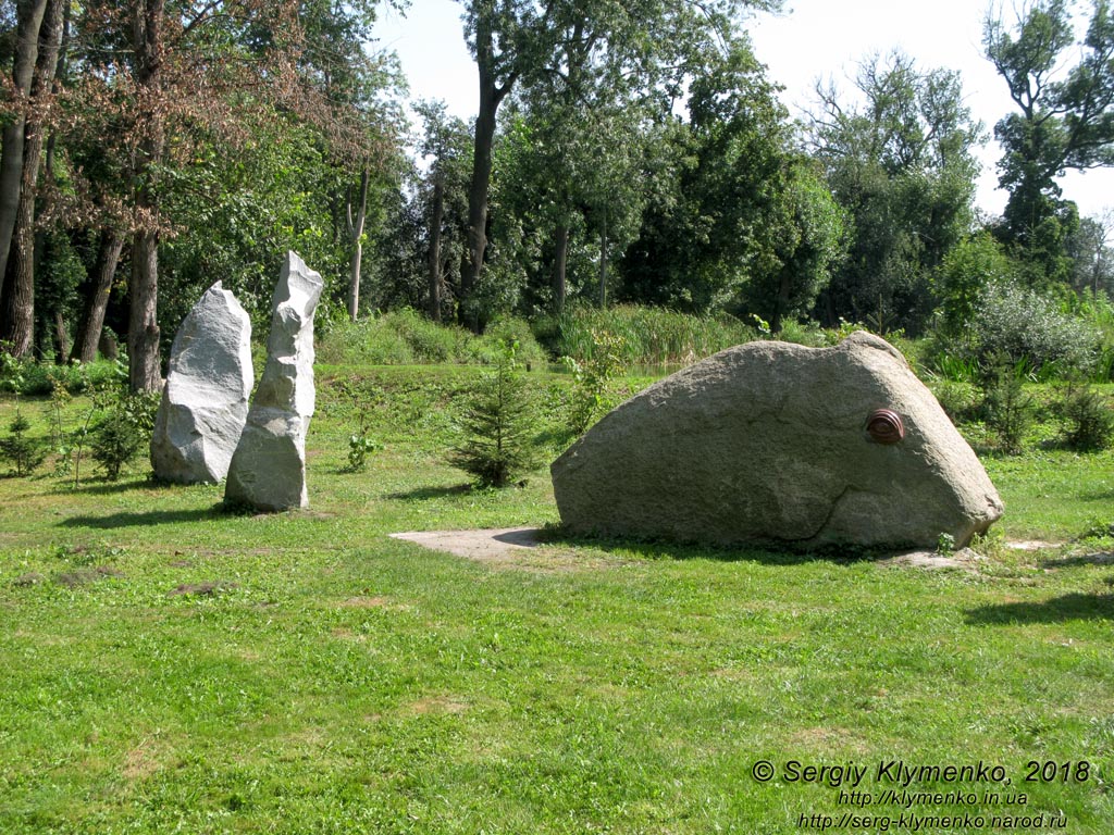 Коростышев (Житомирская область). Фото. Современная скульптура в парке бывшего имения Олизаров возле речки Тетерев.