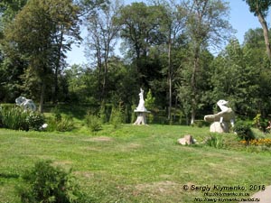 Коростышев (Житомирская область). Фото. Современная скульптура в парке бывшего имения Олизаров возле речки Тетерев.