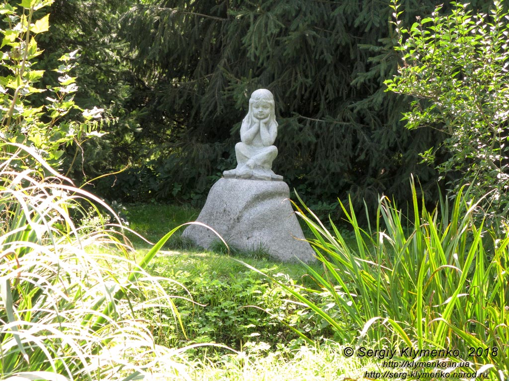 Коростышев (Житомирская область). Фото. Современная скульптура в парке бывшего имения Олизаров возле речки Тетерев.
