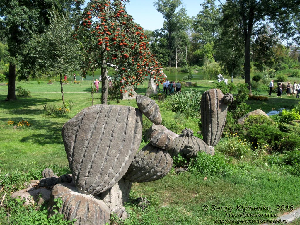 Коростышев (Житомирская область). Фото. Современная скульптура в парке бывшего имения Олизаров возле речки Тетерев.