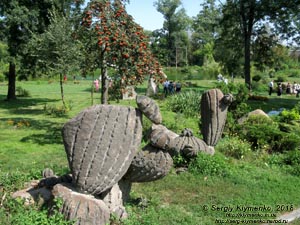 Коростышев (Житомирская область). Фото. Современная скульптура в парке бывшего имения Олизаров возле речки Тетерев.