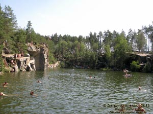 Коростышев (Житомирская область). Фото. Затопленный бывший гранитный карьер.