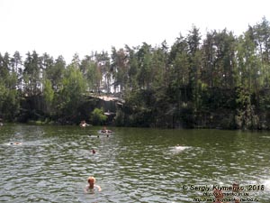 Коростышев (Житомирская область). Фото. Затопленный бывший гранитный карьер.