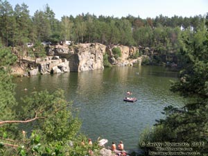 Коростышев (Житомирская область). Фото. Затопленный бывший гранитный карьер.