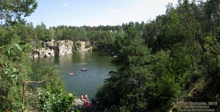Коростышев (Житомирская область). Фото. Затопленный бывший гранитный карьер. Панорама ~150° (50°18'55"N, 29°05'36"E).