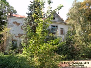 Копылов, Макаровский район (Киевская область). Фото. Бывшая усадьба семьи фон Мекк, главное здание (50°24'32"N, 29°53'30"E). Вид с севера.