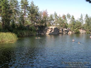 Коростышевский район (Житомирская область). Фото. Затопленный бывший гранитный карьер «Высокий Камень» (50°22'05"N, 29°11'37"E).