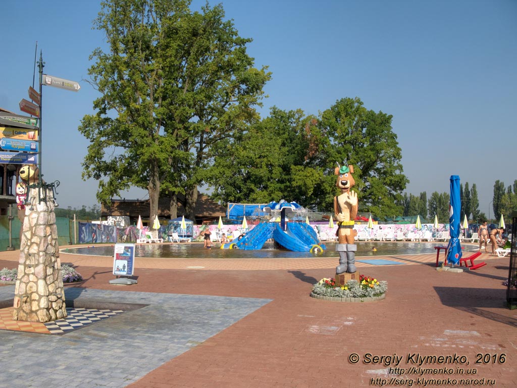 Закарпатская область. Фото. Оздоровительно-рекреационный комплекс «Термальные воды Косино». Детский бассейн с горкой в форме большого осьминога.