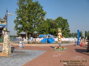Закарпатская область. Фото. Оздоровительно-рекреационный комплекс «Термальные воды Косино». Детский бассейн с горкой в форме большого осьминога.