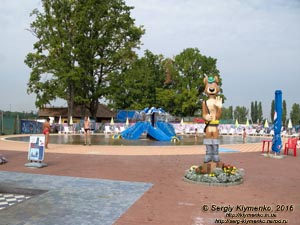 Закарпатская область. Фото. Оздоровительно-рекреационный комплекс «Термальные воды Косино». Детский бассейн с горкой в форме большого осьминога.
