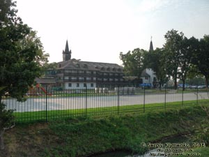 Закарпатская область. Фото. Оздоровительно-рекреационный комплекс «Термальные воды Косино».
Вид со стороны заезда от автодороги T0707 (48°15'37"N, 22°29'27"E).