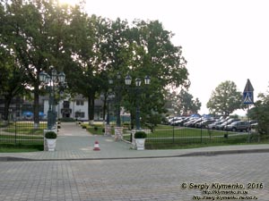 Закарпатская область. Фото. Оздоровительно-рекреационный комплекс «Термальные воды Косино».
Вид со стороны заезда от автодороги T0707 (48°15'37"N, 22°29'27"E).