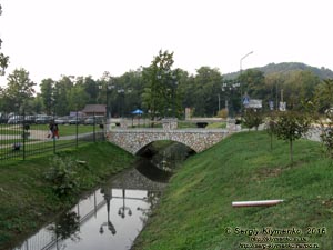 Закарпатская область. Фото. Оздоровительно-рекреационный комплекс «Термальные воды Косино».
Вид со стороны заезда от автодороги T0707 (48°15'37"N, 22°29'27"E).