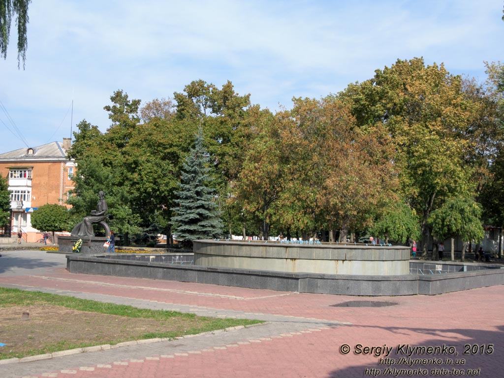 Волынская область, город Ковель. Фото. Памятник Лесе Украинке в Центральном парке имени Леси Украинки.