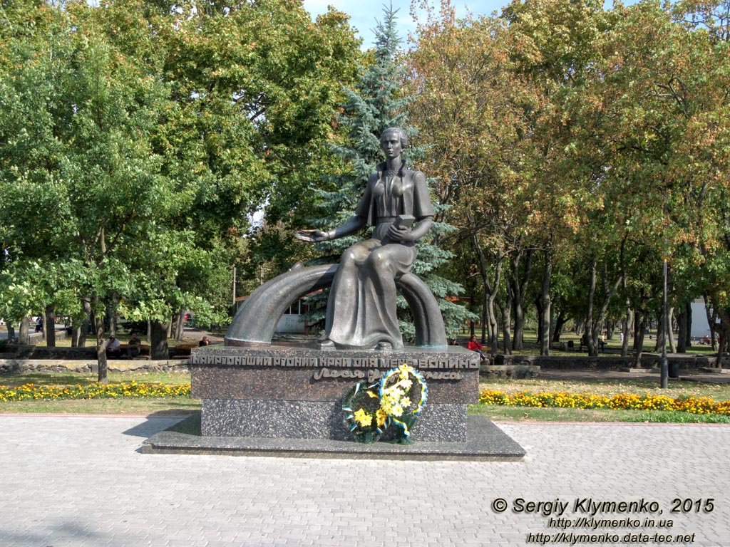 Волынская область, город Ковель. Фото. Памятник Лесе Украинке в Центральном парке имени Леси Украинки.