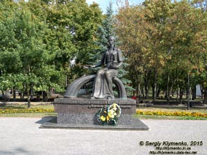 Волынская область, город Ковель. Фото. Памятник Лесе Украинке в Центральном парке имени Леси Украинки.