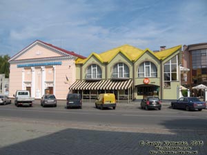 Волынская область, город Ковель. Фото. В центре города. Кинотеатр «Премьера» (Дом ученической молодежи) и бюст Ивана Франка. 