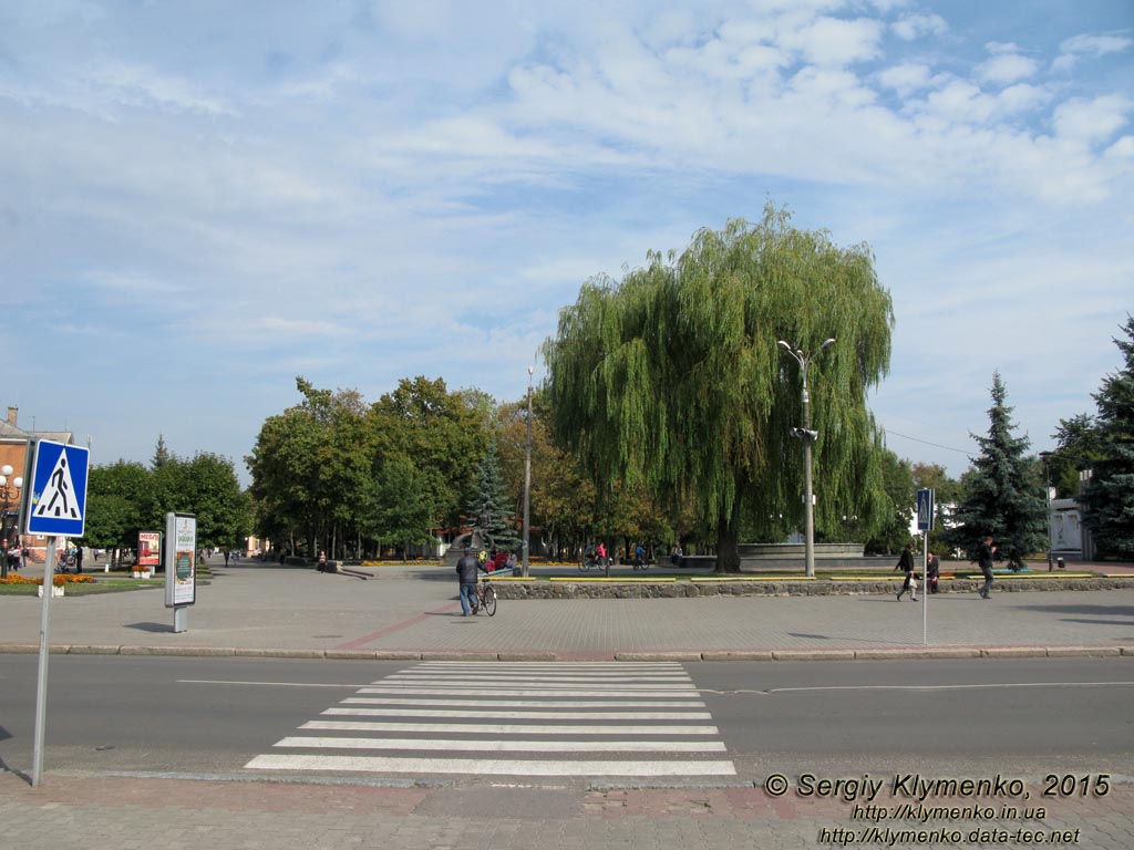 Волынская область, город Ковель. Фото. В центре города. Улица Независимости, вход в Центральный парк имени Леси Украинки.