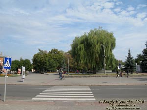 Волынская область, город Ковель. Фото. В центре города. Улица Независимости, вход в Центральный парк имени Леси Украинки.