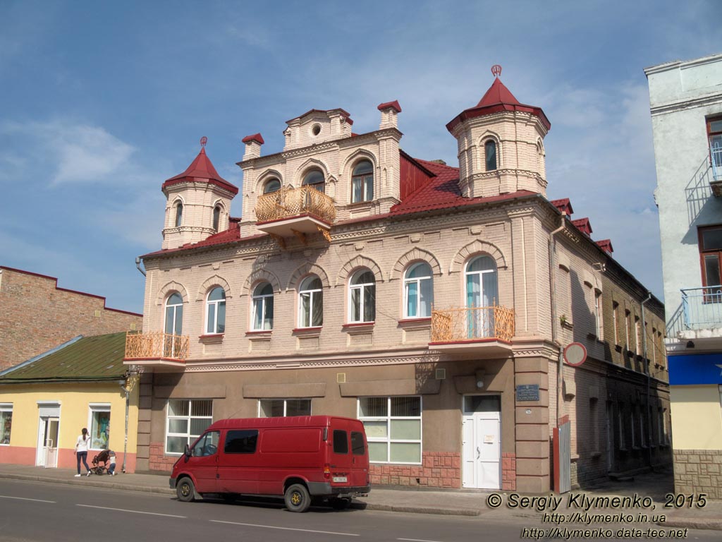 Волынская область, город Ковель. Фото. В центре города. Улица Независимости, бывшая земская больница начала XX века, ніне - ковельская поликлиника. 