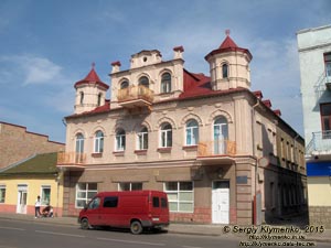 Волынская область, город Ковель. Фото. В центре города.
Улица Независимости, бывшая земская больница начала XX века, ніне - ковельская поликлиника.