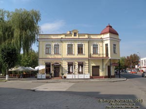 Волынская область, город Ковель. Фото. В центре города.
Улица Независимости, здание бывшей аптеки Фридриксена XIX века, услугами которой пользовались Косачи.