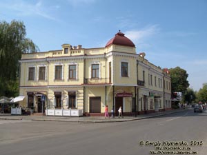 Волынская область, город Ковель. Фото. В центре города.
Улица Независимости, здание бывшей аптеки Фридриксена XIX века, услугами которой пользовались Косачи.