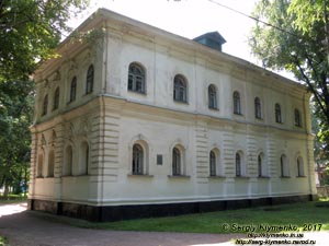 Черниговская область. Фото. Козелец. Здание полковой канцелярии (50°54'36"N, 31°06'38"E). Памятник архитектуры 1756-1760 годов.