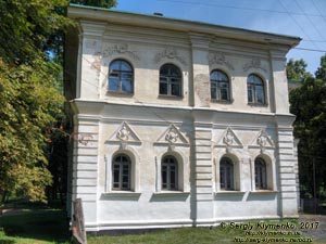 Черниговская область. Фото. Козелец. Здание полковой канцелярии (50°54'36"N, 31°06'38"E). Памятник архитектуры 1756-1760 годов.