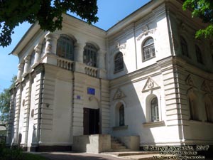Черниговская область. Фото. Козелец. Здание полковой канцелярии (50°54'36"N, 31°06'38"E). Памятник архитектуры 1756-1760 годов.