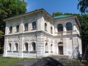 Черниговская область. Фото. Козелец. Здание полковой канцелярии (50°54'36"N, 31°06'38"E). Памятник архитектуры 1756-1760 годов.