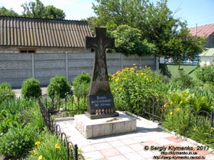 Черниговская область. Фото. Козелец. Крест Памяти жертв голодомора 1932-1933 годов на территории Собора Рождества Богородицы (50°54'42"N, 31°06'36"E).