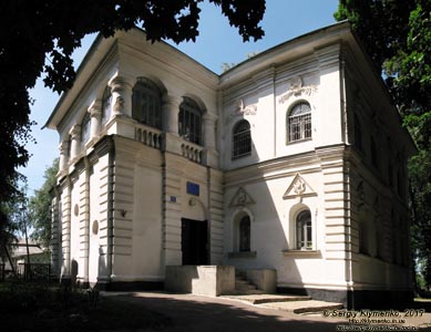Черниговская область. Фото. Козелец. Здание полковой канцелярии (50°54'36"N, 31°06'38"E). Памятник архитектуры 1756-1760 годов.