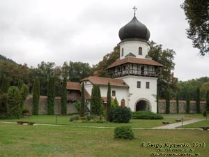 Львовщина. Крехов. Фото. Бывшие въездные ворота василианского монастыря, вид изнутри территории монастыря.