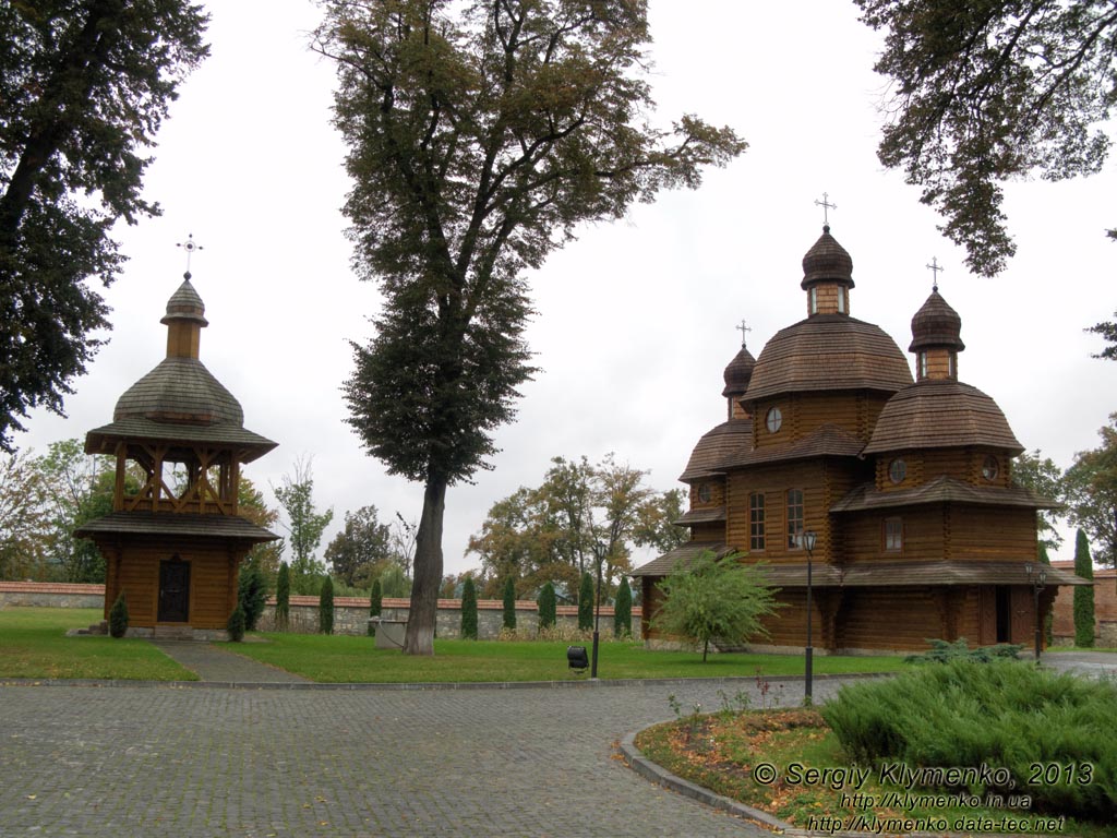 Львовщина. Крехов. Фото. Новый деревянный храм Пресвятой Богородицы и колокольня на территории василианского монастыря.