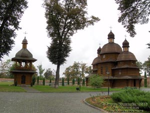 Львовщина. Крехов. Фото. Новый деревянный храм Пресвятой Богородицы и колокольня на территории василианского монастыря.
