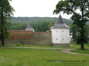 Львовщина. Крехов. Фото. Северо-западная башня василианского монастыря, вид снаружи.