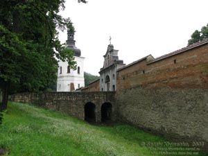 Львовщина. Крехов. Фото. Въездной мост василианского монастыря, вид снаружи.