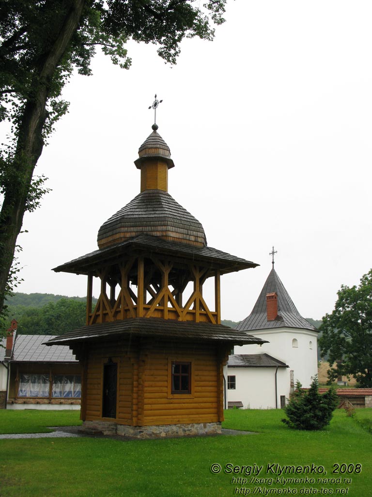 Львовщина. Крехов. Фото. Деревянная колокольня нового храма Пресвятой Богородицы на территории василианского монастыря.