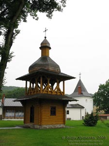 Львовщина. Крехов. Фото. Деревянная колокольня нового храма Пресвятой Богородицы на территории василианского монастыря.