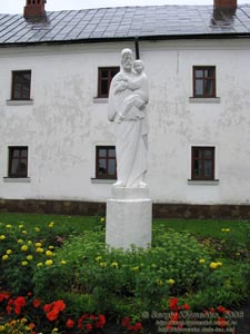 Львовщина. Крехов. Фото. Василианский монастырь, скульптура перед зданием келийного корпуса.