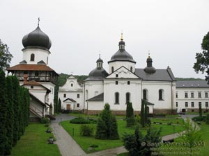 Львовщина. Крехов. Фото. Бывшие въездные ворота василианского монастыря и церковь Св. Николая (1721-1737 годы).