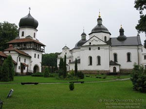 Львовщина. Крехов. Фото. Бывшие въездные ворота василианского монастыря и церковь Св. Николая (1721-1737 годы).