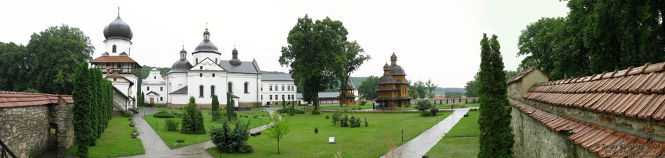 Львовщина. Крехов. Фото. Панорама (~120°) василианского монастыря изнутри (с оборонительных стен).