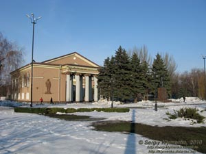 Кривой Рог. Фото. Дом Культуры Металлургов и парк им. Ю. Хмельницкого.