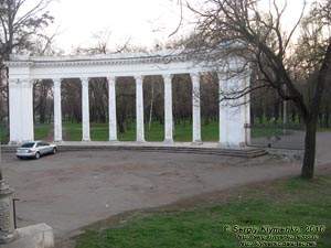 Кривой Рог. Фото. Парк им. Газеты «Правда». Колоннада.